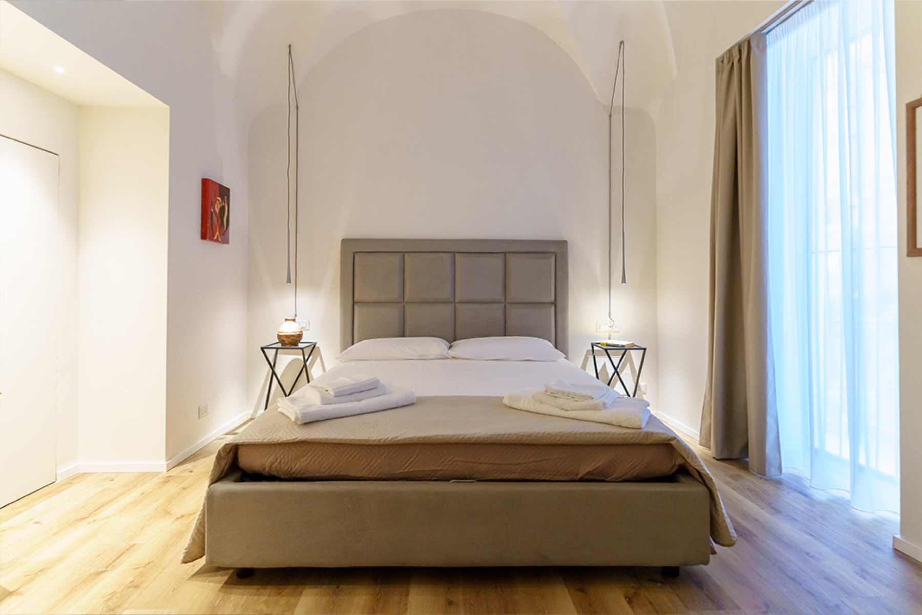 Camera da letto di Casa San Berillo con letto matrimoniale e testiera imbottita