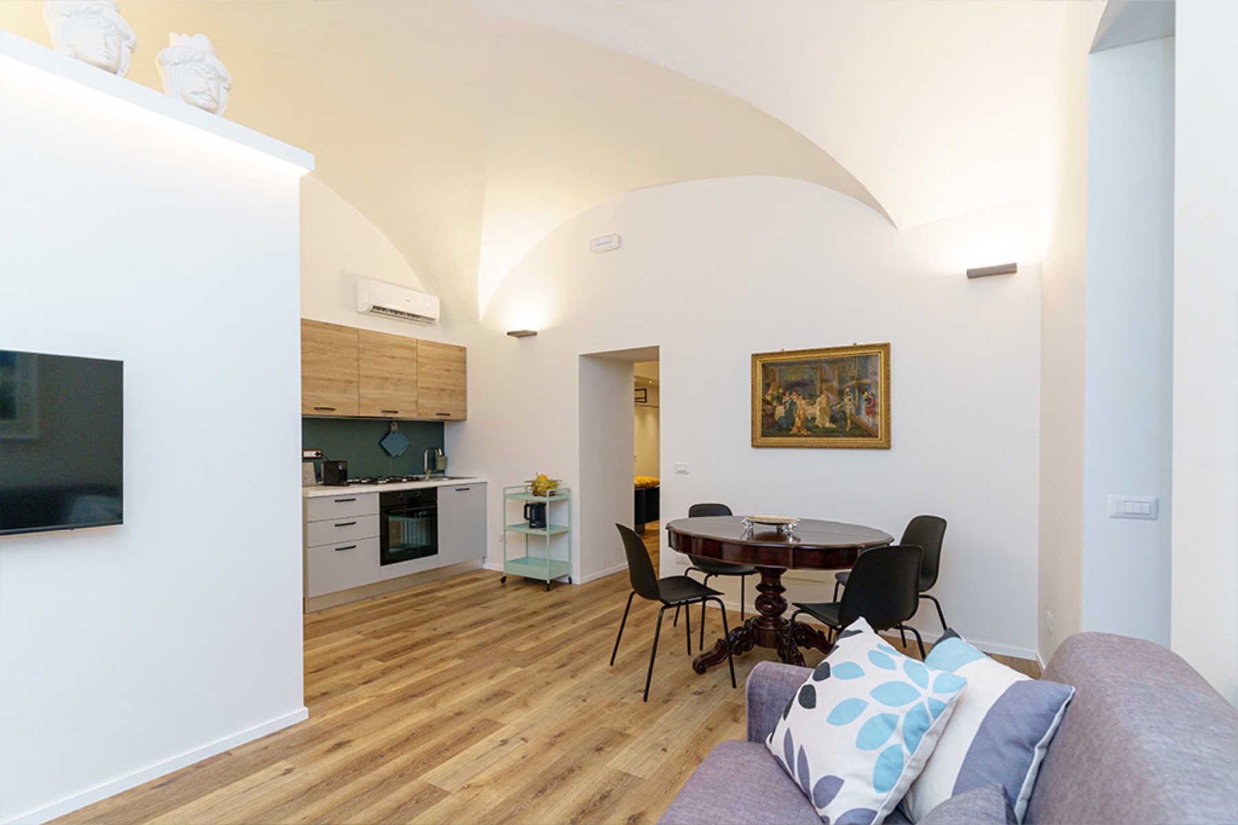 Zona living di Casa San Berillo con angolo cottura, tavolo da pranzo e divano