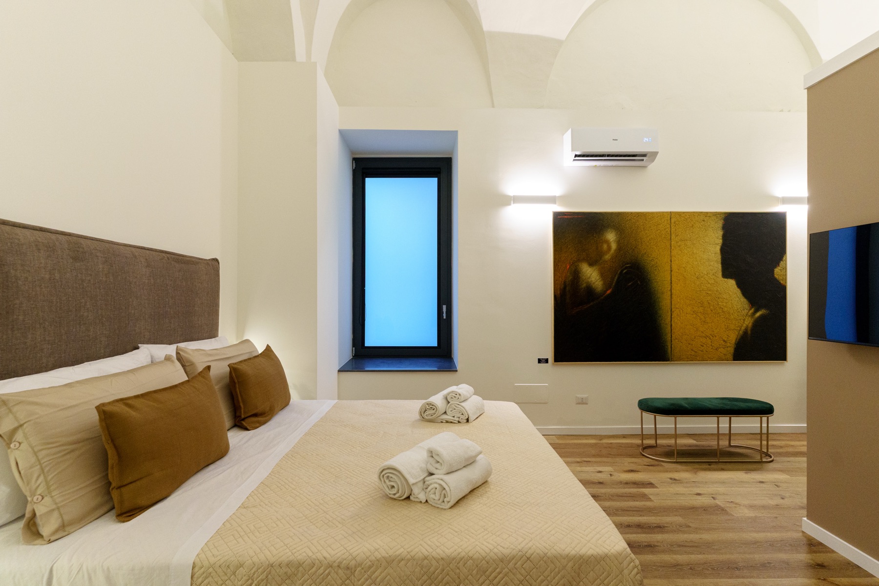 Camera da letto di Casa Santa Brigida con letto matrimoniale e opera d'arte alla parete
