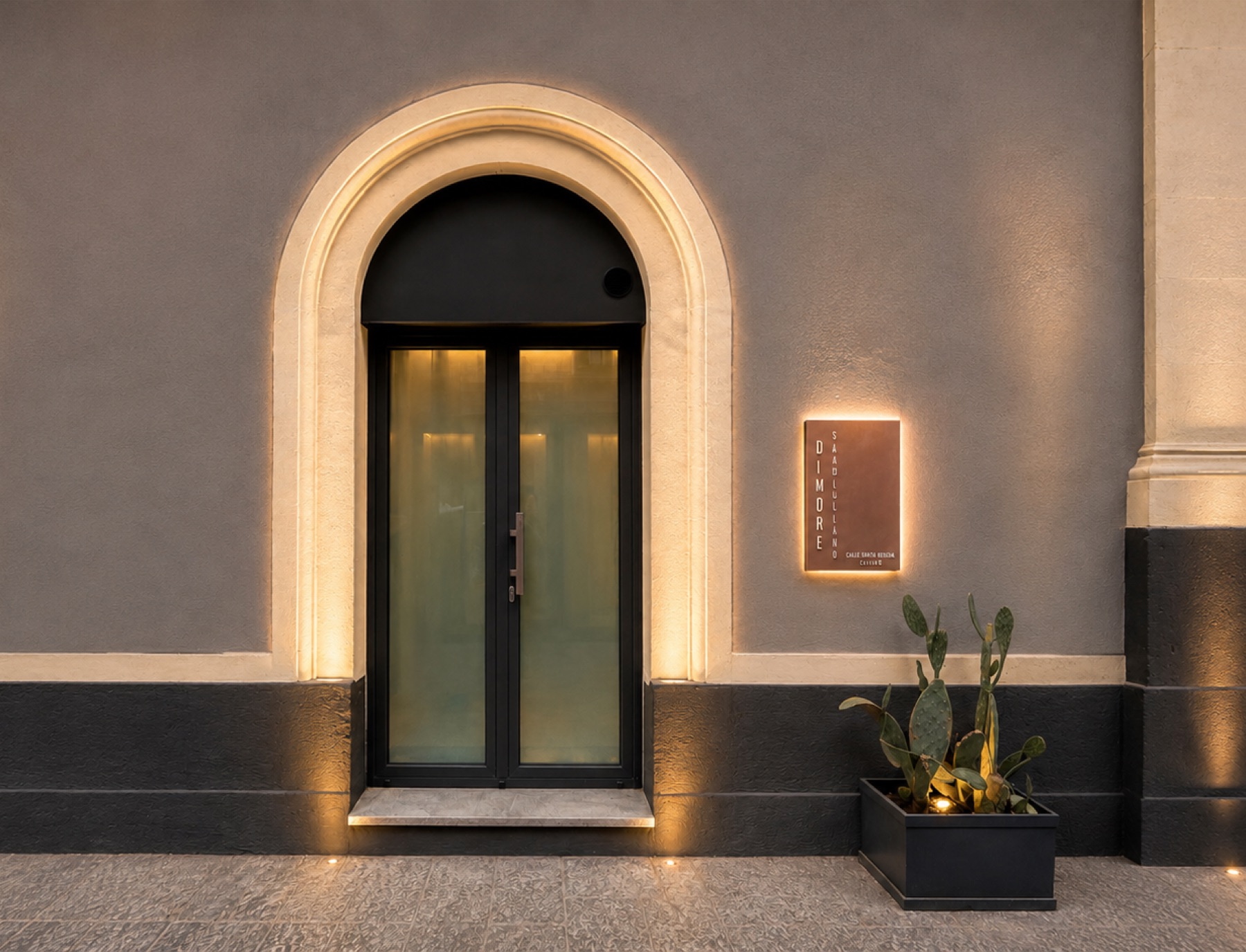 Ingresso di Casa Santa Brigida con portone ad arco illuminato